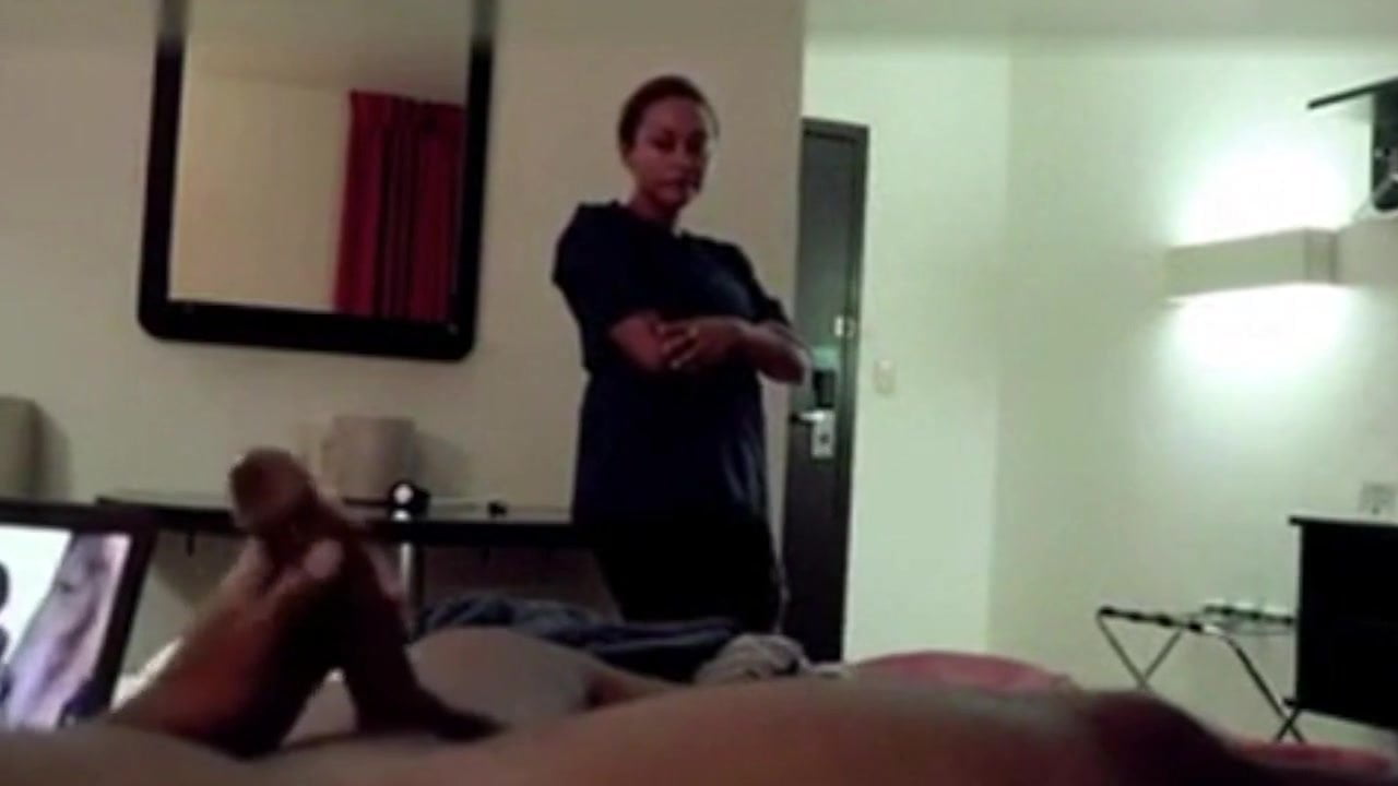 Alien reccomend hotel maid caught coming out