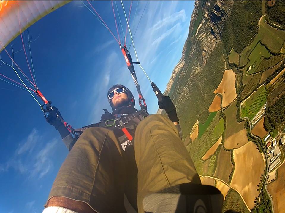 Buzz reccomend this first paragliding stranger