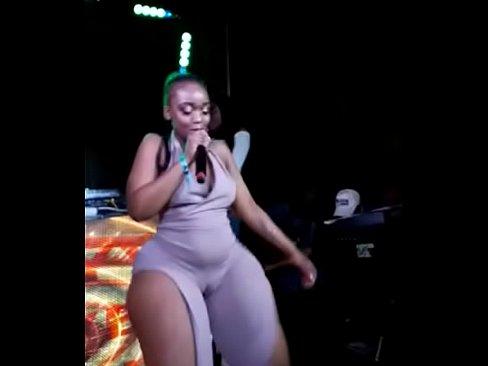 Chubby babe with booty performes