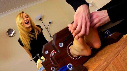 Starburst recommendet girls feet tickling socked