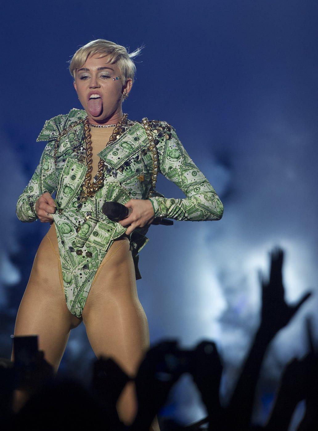 Sexy Miley Cyrus Exposes Her Nude Boobs As She Performs