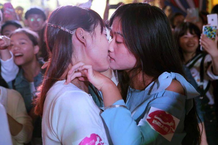 Asian girl kissin girls