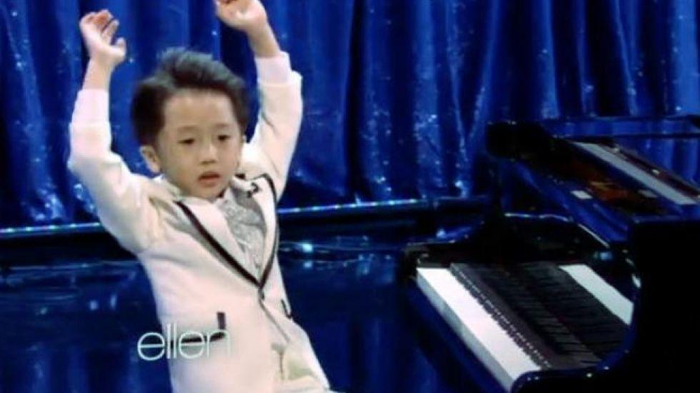 Asian girl piano no fingers