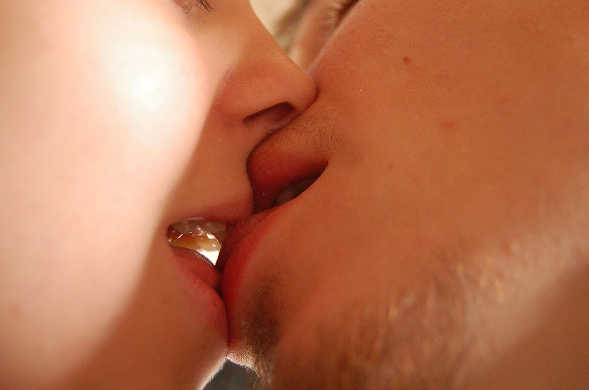 Adult deep tougue french kissing