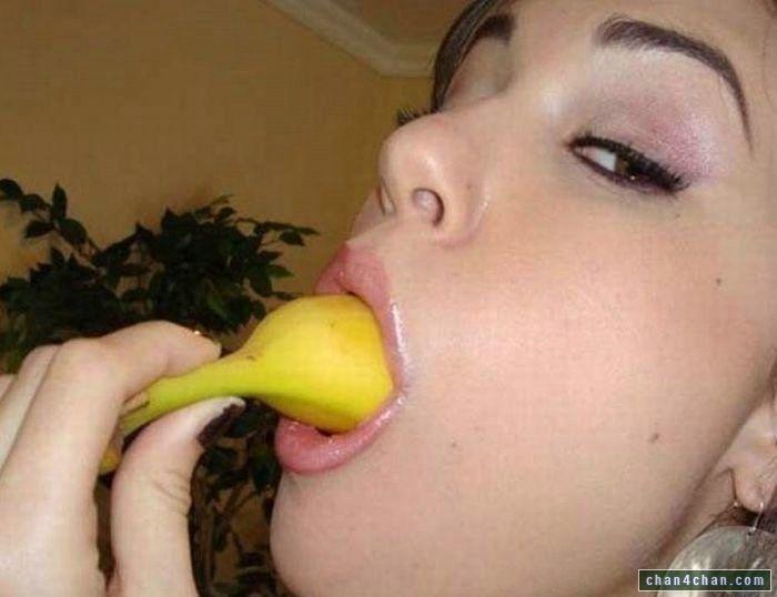 Men deepthroat banana